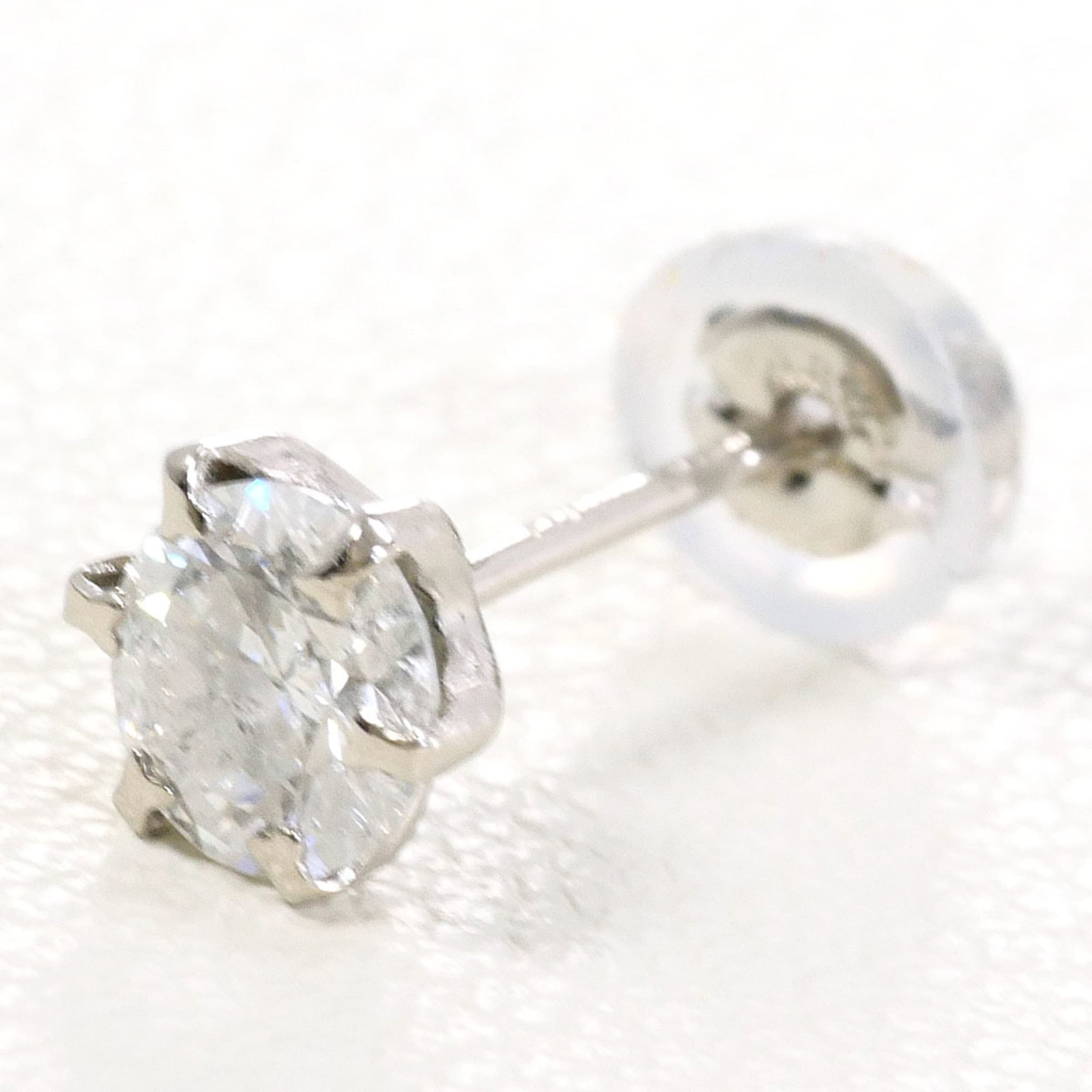 Stud Earrings Platinum 900: Stud Earrings Platinum 900 Platinum 900 stud earrings with a 0.35 carat diamond stone, weighing 0.2g. Made from platinum metal, these earrings are in like new condition, with only the faintest traces
