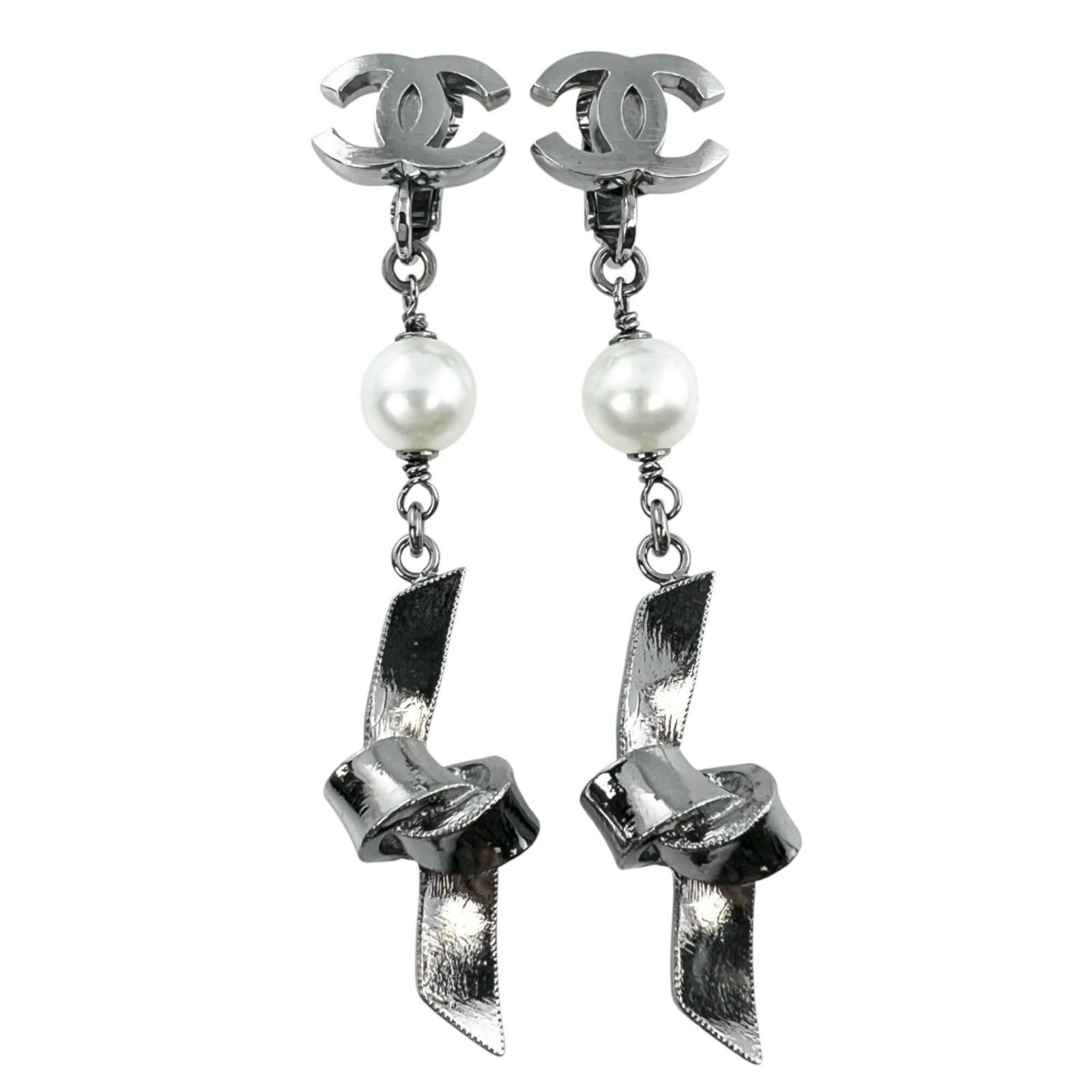 CHANEL Clip Earrings Artificial Pearl Metal: CHANEL Clip Earrings Artificial Pearl Metal Clip earrings featuring artificial pearl and metal, crafted by CHANEL in France. The silver clip earrings measure 65.00mm x 13.00mm and are in very good