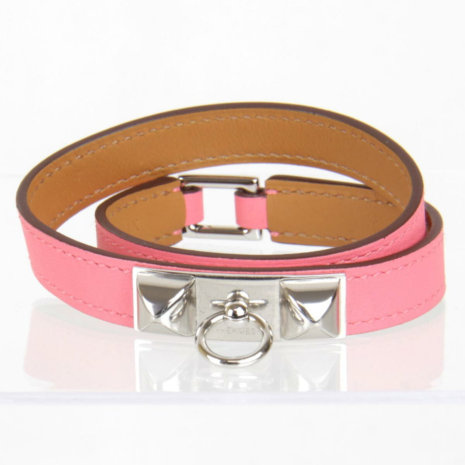 HERMES Charm Bracelet Swift Leather: HERMES Charm Bracelet Swift Leather Swift leather charm bracelet from Hermes, available in a soft pink hue, features a sleek 35cm design. This like-new used bracelet boasts excellent condition with