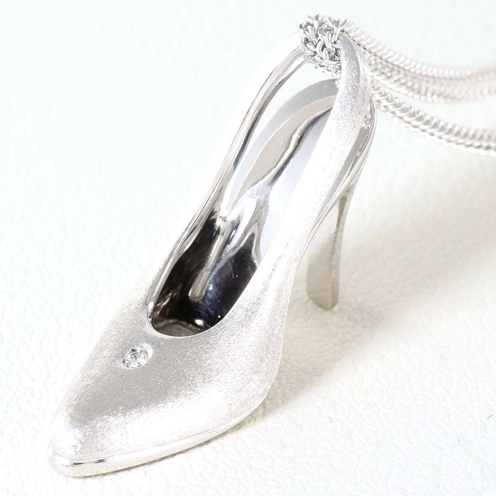 White Gold (18K): White Gold (18K) White gold (18K) necklace with a 11.9g diamond pendant, measuring 26mm x 18mm, set in a sturdy 42 cm chain. The necklace is made from 18K white gold and features a high-quality