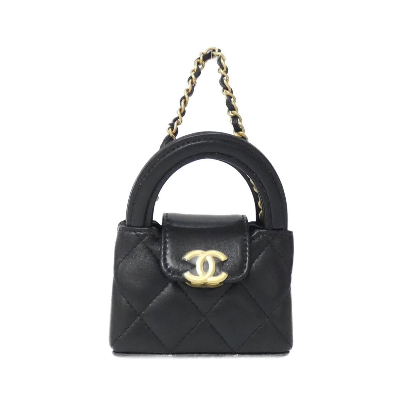 CHANEL Handbag Charm Black Gold: CHANEL Handbag Charm Black Gold Black Gold Chanel Handbag Charm, AP4991, measures 4.53'' x 3.54'' x 1.57''. Gently used with minor signs of wear, this charm features a sleek black and gold design.