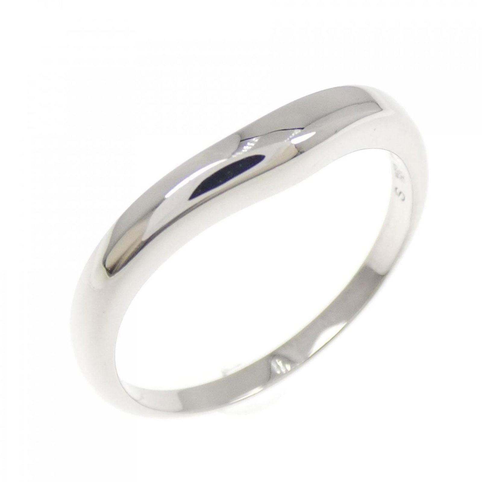 BVLGARI Wedding Ring Platinum 950: BVLGARI Wedding Ring Platinum 950 Platinum 950 BVLGARI Wedding Ring in Excellent Condition. This stunning platinum wedding ring features the renowned BVLGARI brand, crafted from high-quality platinum