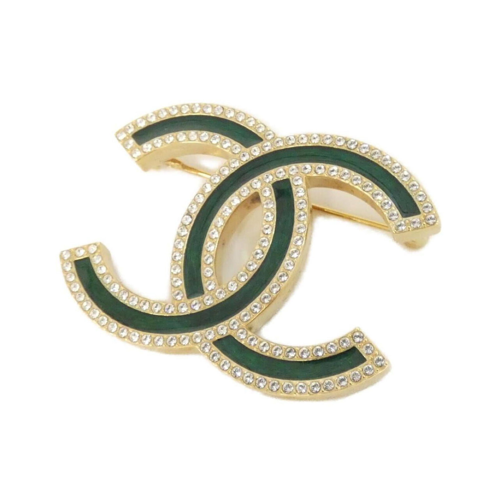 CHANEL Brooch Gold Green: CHANEL Brooch Gold Green Gold and green hues converge in this elegant Chanel brooch, its subtle details a testament to timeless design. Measuring 3.6cm x 5cm, the brooch boasts a delicate balance of