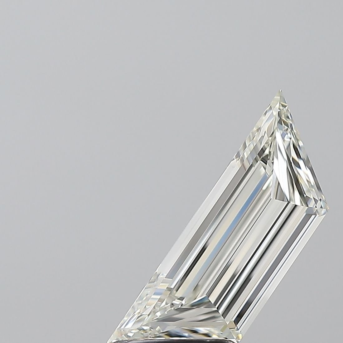 GIA Trapezoid 1.54ct J VVS2 - Loose Natural Diamond: GIA Trapezoid 1.54ct J VVS2 - Loose Natural Diamond GIA certification ensures the diamond's authenticity and quality. This 1.54ct J VVS2 trapezoid diamond boasts a vibrant color, excellent clarity,