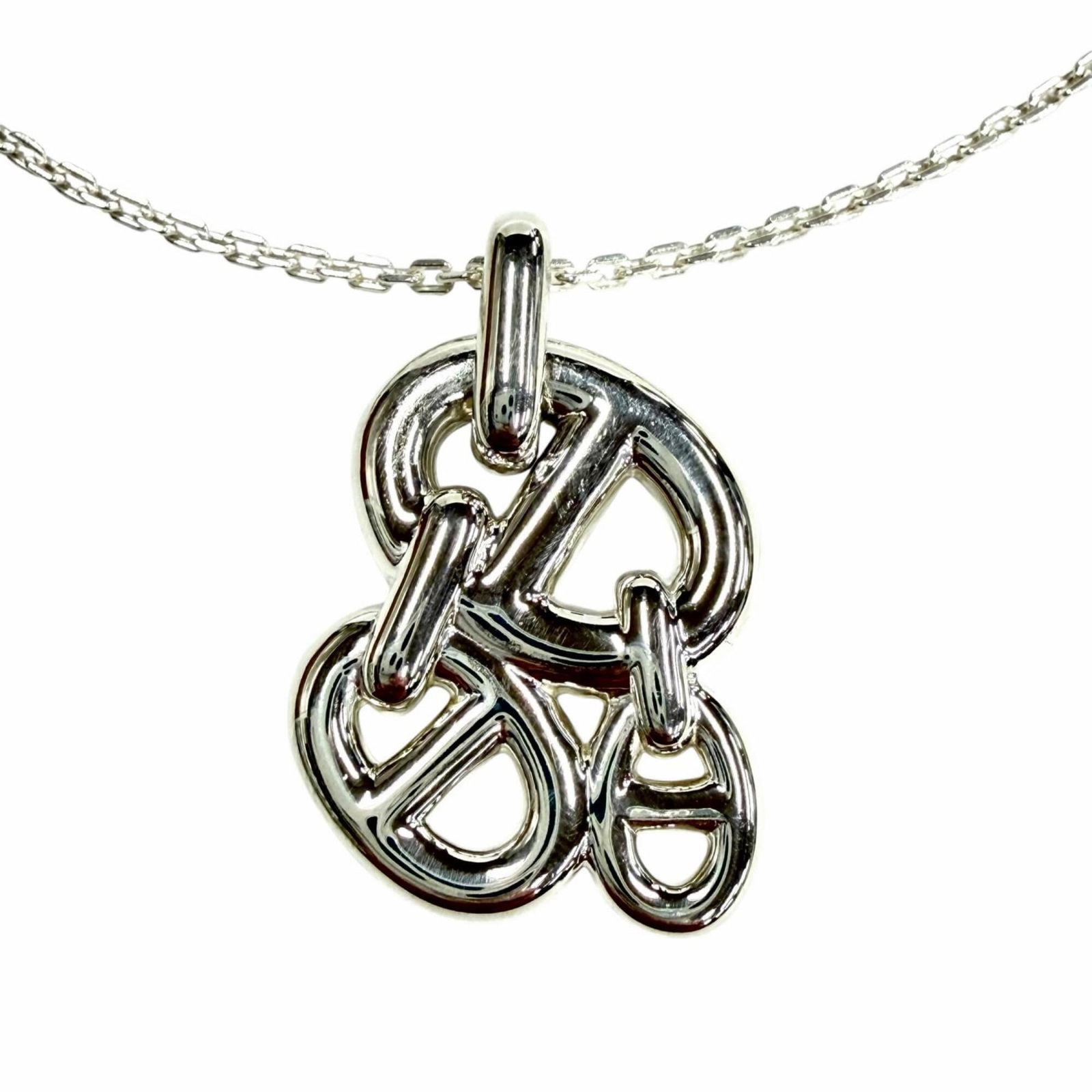 HERMES Silver 925: HERMES Silver 925 Silver 925 Pendant from Hermes, crafted in France, features a sleek design with a 30mm x 20mm pendant, suspended from a 50.5 cm chain. Gently used, this necklace showcases minor sign