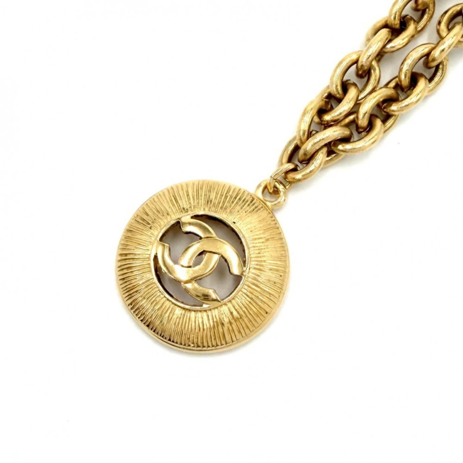 CHANEL Gold Vintage: CHANEL Gold Vintage Gold Vintage Chanel Necklace, a timeless piece with a rich history, features a 32mm x 32mm gold pendant suspended from a chain, weighing 68.5g. The necklace boasts a classic