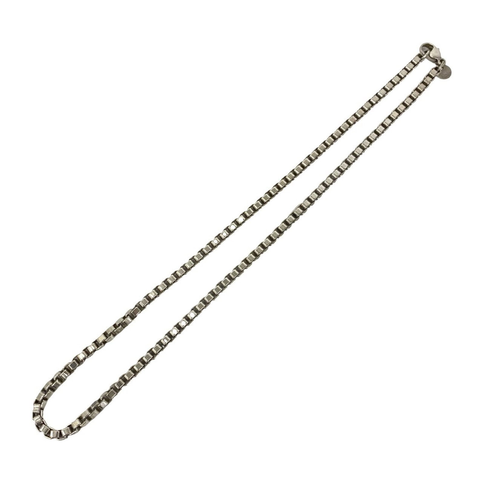 TIFFANY Silver 925: TIFFANY Silver 925 Silver 925 Tiffany Necklace with Visible Wear. This silver necklace features a Tiffany brand and is made from 925 sterling silver, with a neck circumference of 46.2 cm. The necklace