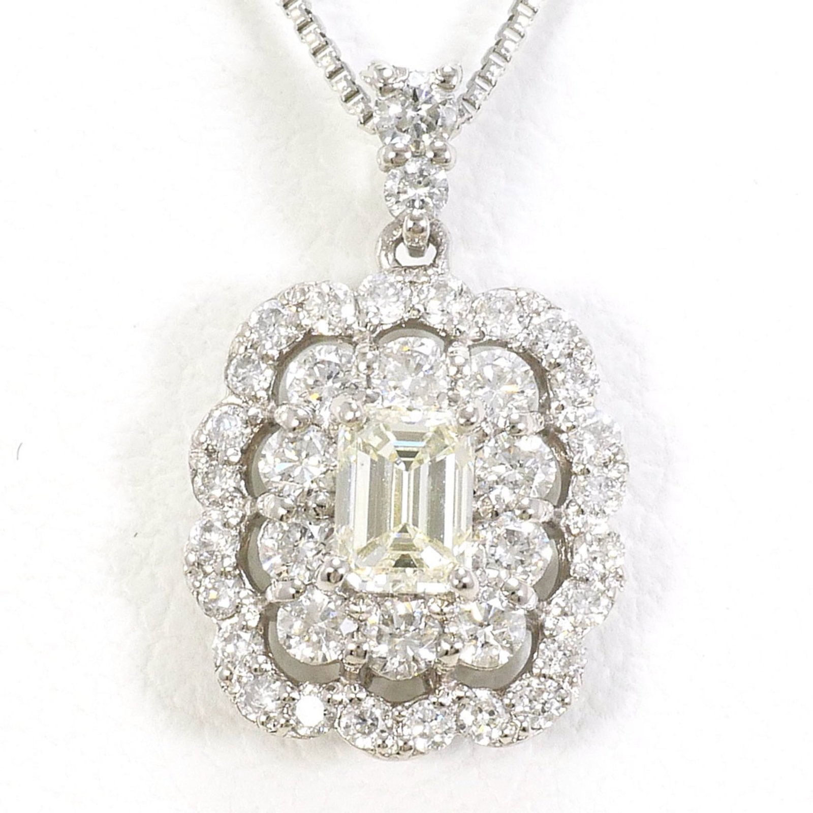 Platinum 850 Platinum 900: Platinum 850 Platinum 900 Platinum 850 and 900 necklaces are crafted from high-quality platinum metal, with the 900 version offering a slightly stronger and more durable option. Each necklace