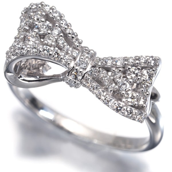 Ponte Vecchio Ring Diamond 0.39Ct Ribbon Us6 18K 750 White Gold: Ponte Vecchio Ring Diamond 0.39Ct Ribbon Us6 18K 750 White Gold The Ponte Vecchio Ring features a 0.39ct diamond set in 18k white gold, with a sleek design and a comfortable US6 ring size. Its slender