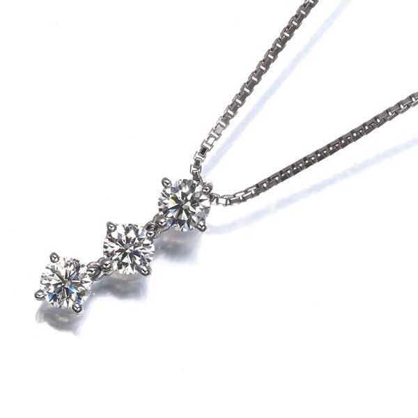 Diamond 0.252Ct/0.231Ct/0.250Ct H&C 2Way 3P Necklace 900 Platinum/850: Diamond 0.252Ct/0.231Ct/0.250Ct H&C 2Way 3P Necklace 900 Platinum/850 900 Platinum/850 H&C 2Way 3P Diamond Pendant Necklace features a stunning trio of natural diamonds, each weighing 0.252ct,