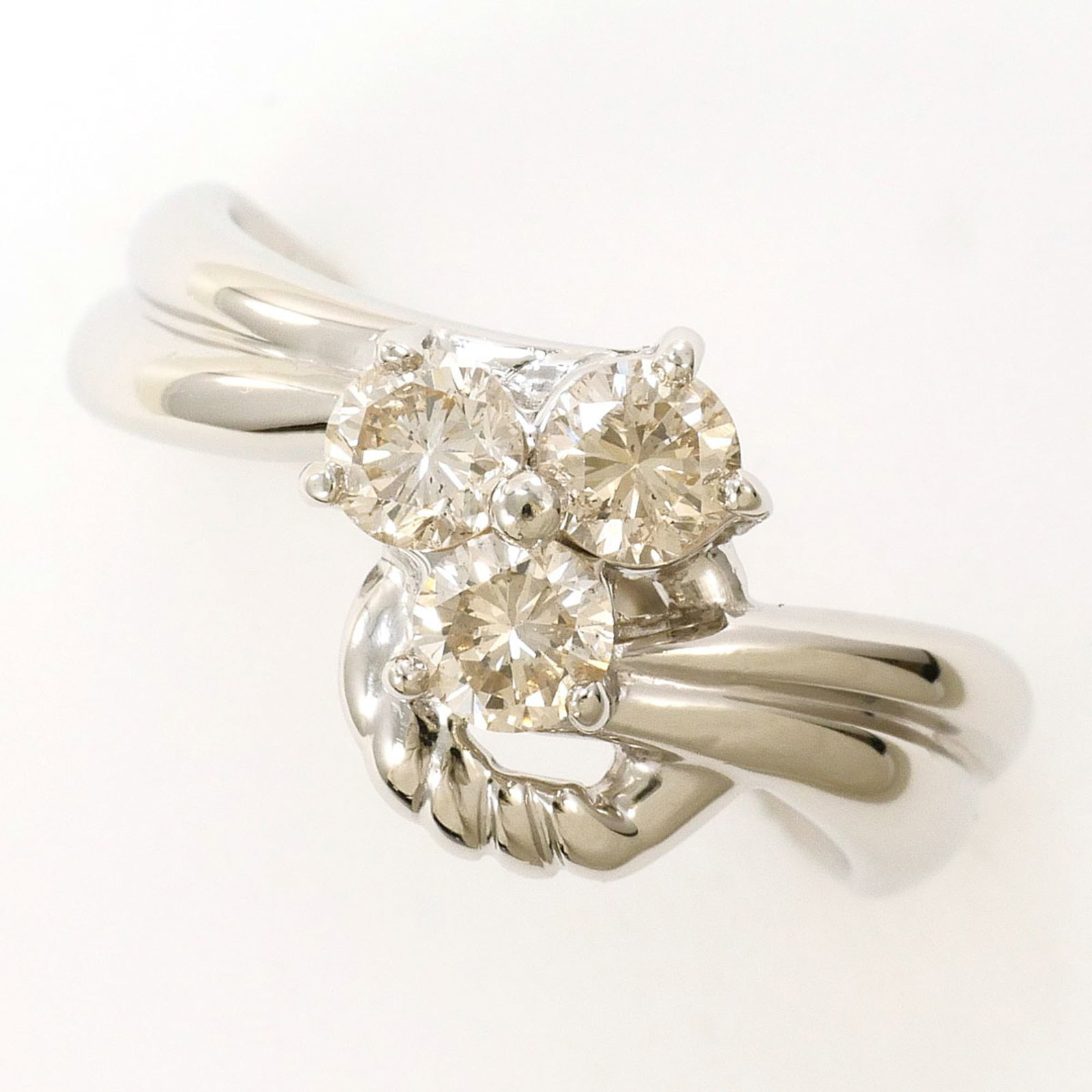 Band Ring Platinum 900: Band Ring Platinum 900 The Band Ring Platinum 900 is a stunning platinum band featuring a 0.563 carat diamond. Its 10mm width and 5.5 US size make it a versatile choice, while its brown or platinum