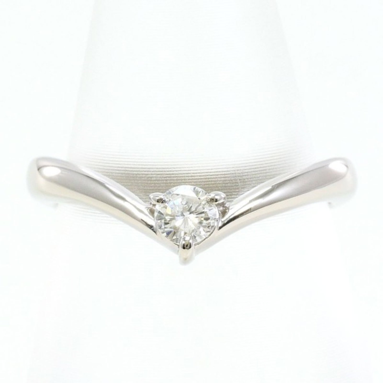 Band Ring Platinum 900: Band Ring Platinum 900 Platinum 900 band ring with a diamond stone, this elegant piece is crafted from high-quality platinum metal, weighing 1.6g and measuring 5mm in width. Its sleek design and