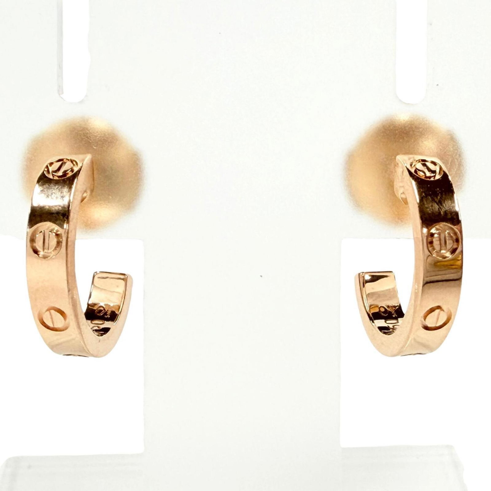 CARTIER Stud Earrings Pink Gold (18K): CARTIER Stud Earrings Pink Gold (18K) Pink gold (18K) stud earrings from Cartier, featuring a classic design with a subtle pink hue. Made from high-quality 18K pink gold, these earrings exude