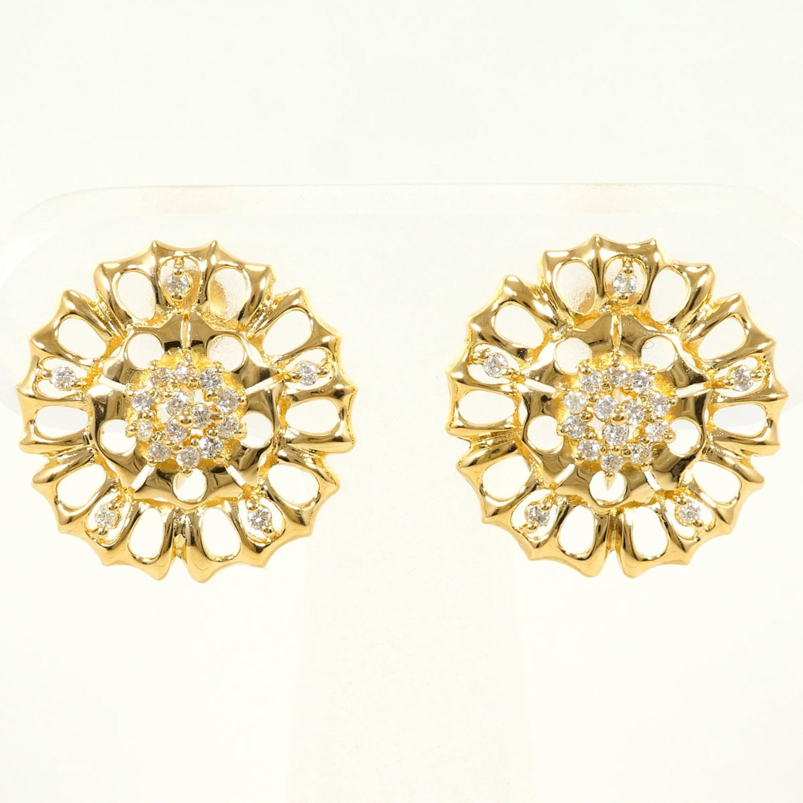 Clip Earrings Yellow Gold (18K): Clip Earrings Yellow Gold (18K) Clip earrings in 18K yellow gold, featuring a diamond stone, are a delicate and elegant accessory. Made from high-quality gold, these earrings are in like new