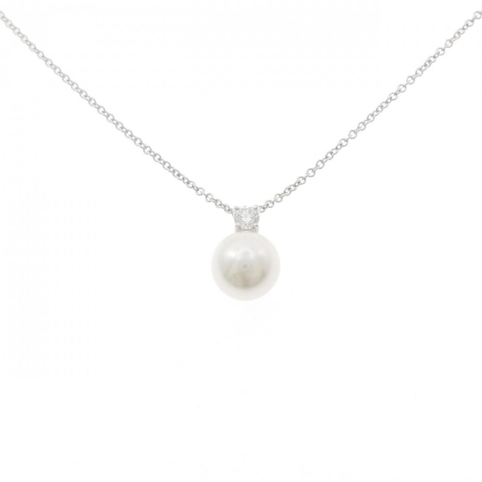 TIFFANY White Gold (18K): TIFFANY White Gold (18K) Tiffany's 18K white gold necklace boasts a stunning diamond and pearl pendant, set against a sleek and sophisticated chain. The 41cm length provides a comfortable fit, while
