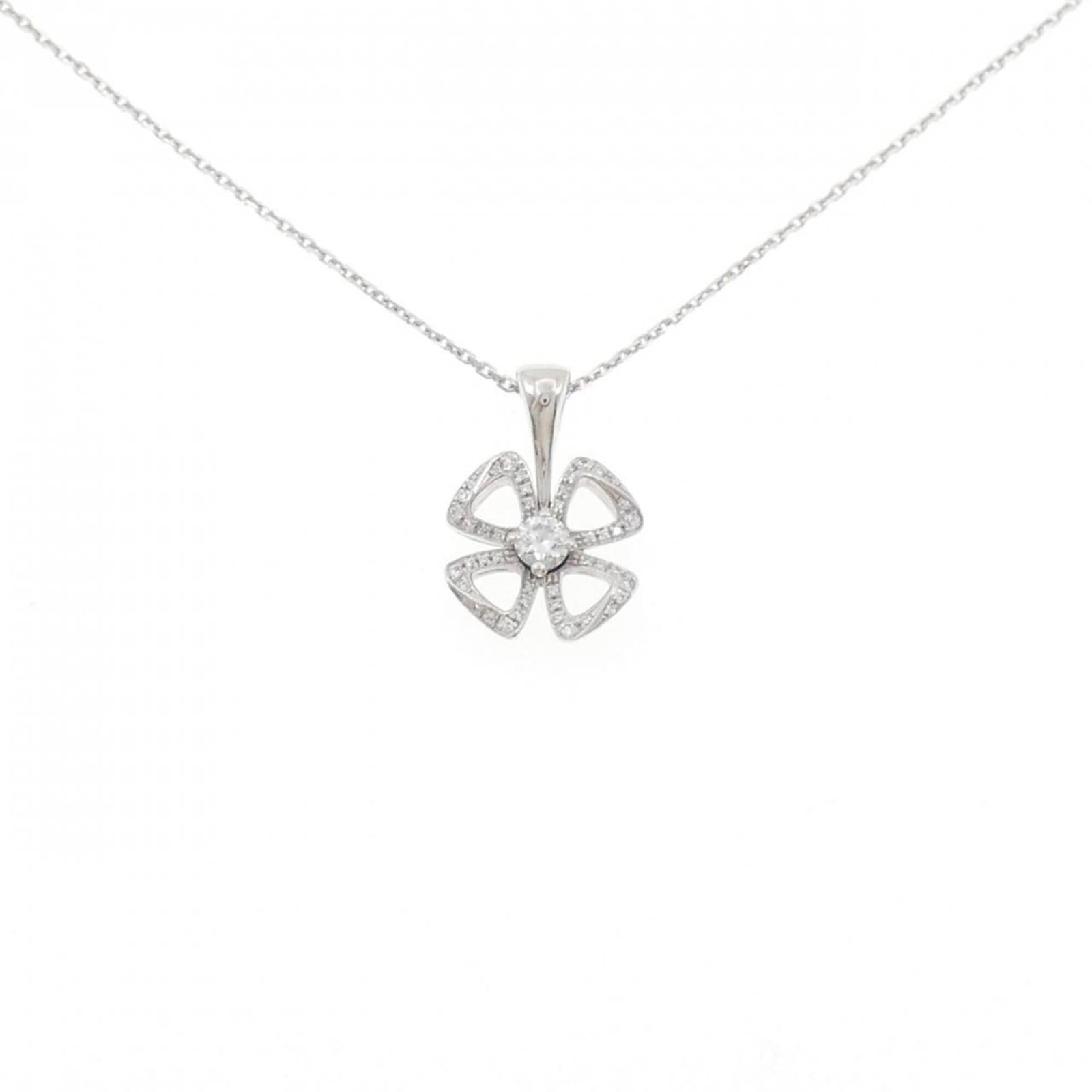 BVLGARI White Gold (18K): BVLGARI White Gold (18K) Bvlgari White Gold Necklace in Excellent Condition. This 18K white gold necklace features a beautiful pendant with a size of 16mm x 10.9mm, suitable for a 42-44 cm neck circum