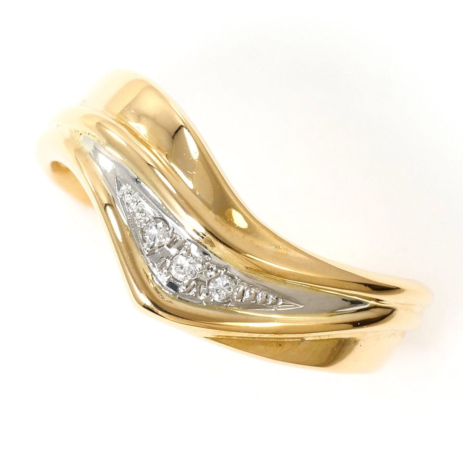 Band Ring Platinum 900 Yellow Gold (18K): Band Ring Platinum 900 Yellow Gold (18K) Platinum 900 Yellow Gold band ring boasts a striking 18K yellow gold and platinum combination, featuring a vibrant green stone. The 7mm wide ring is crafted
