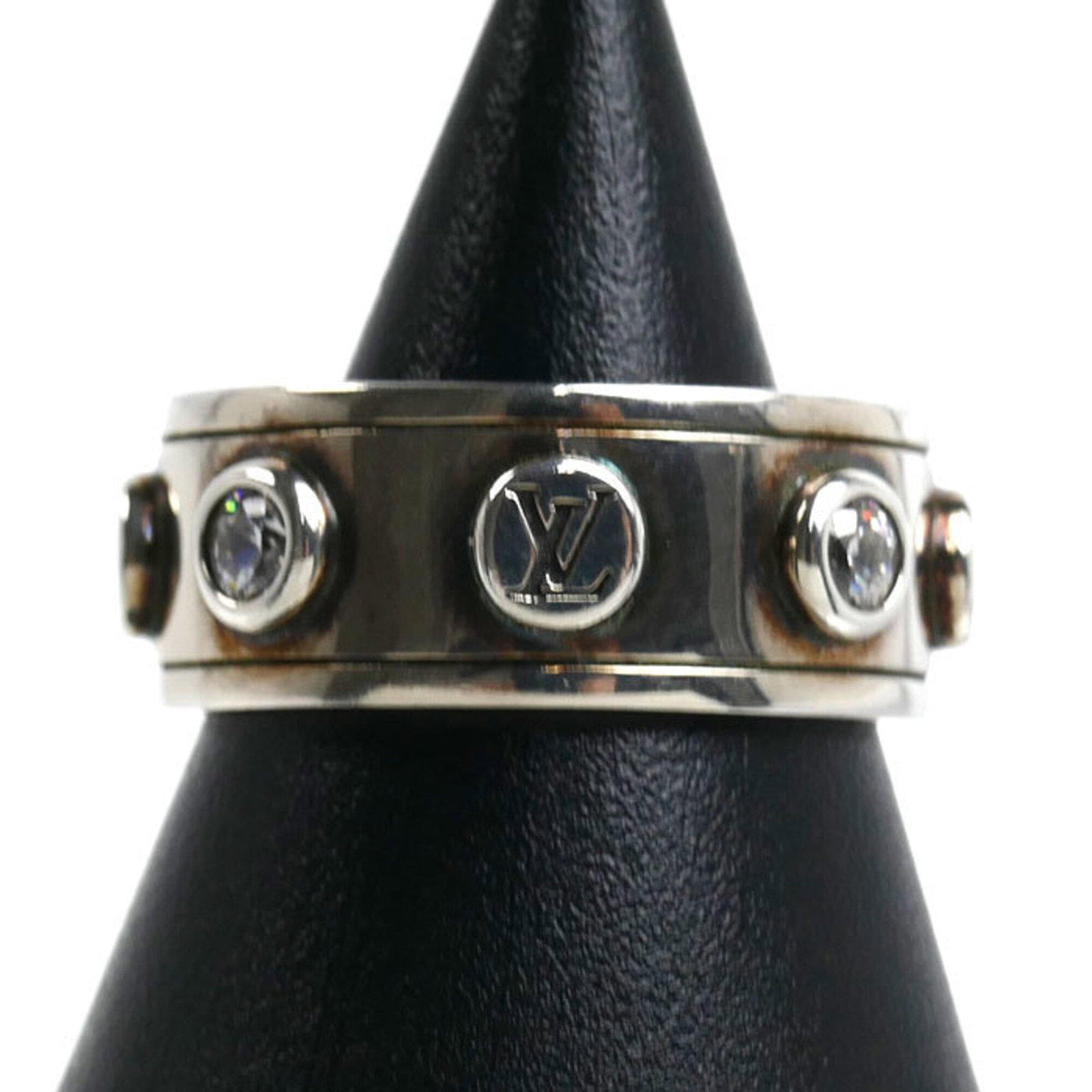 LOUIS VUITTON Band Ring Silver 925: LOUIS VUITTON Band Ring Silver 925 Silver 925 band ring from Louis Vuitton, bearing a signature, features a sleek and modern design. Made from high-quality silver, this band ring showcases the iconic 