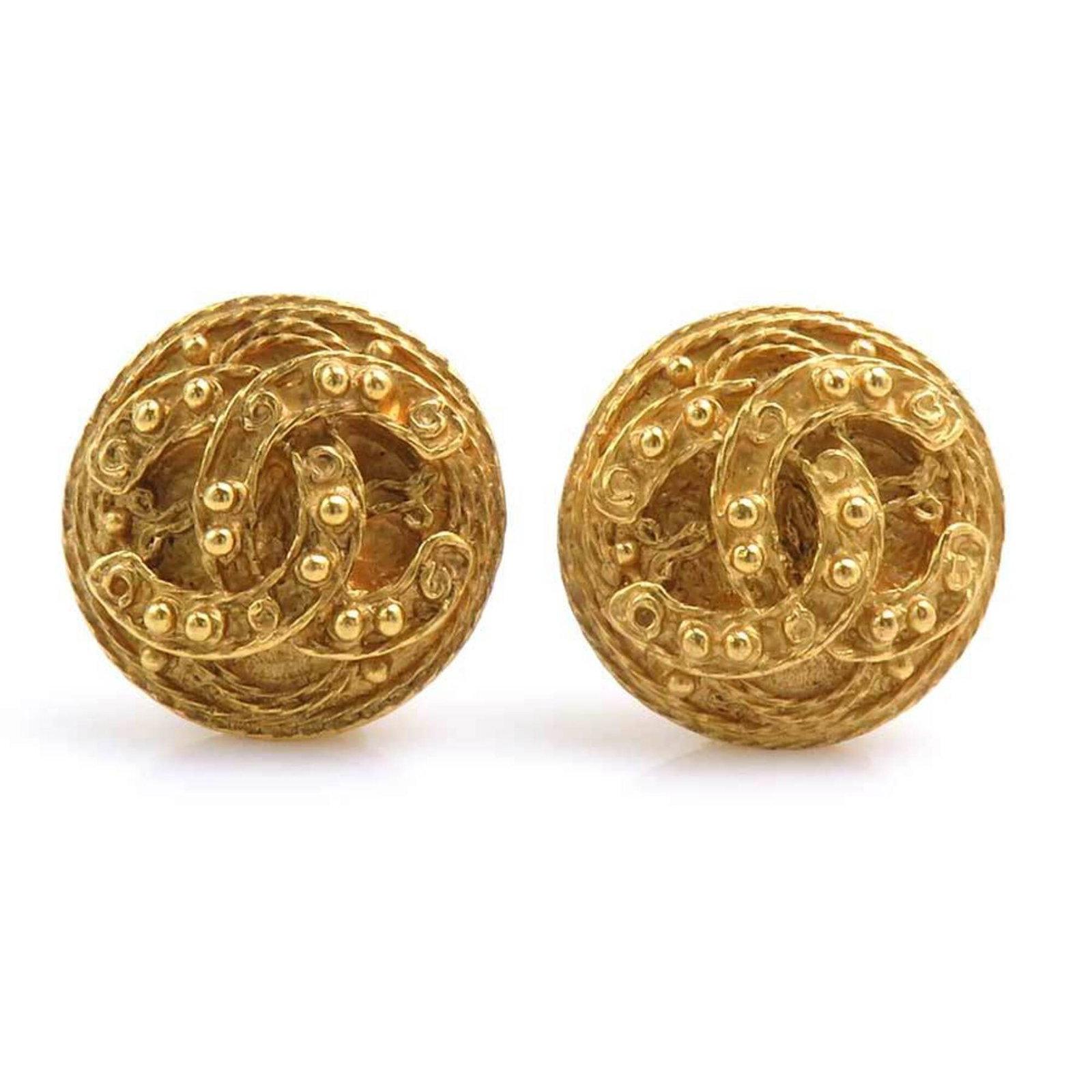 CHANEL Clip Earrings Metal: CHANEL Clip Earrings Metal Gold clip earrings from Chanel, bearing visible scratches and scuffs, are available. Made from metal, these 20mm x 20mm earrings are in good used condition. Item Specifics: 