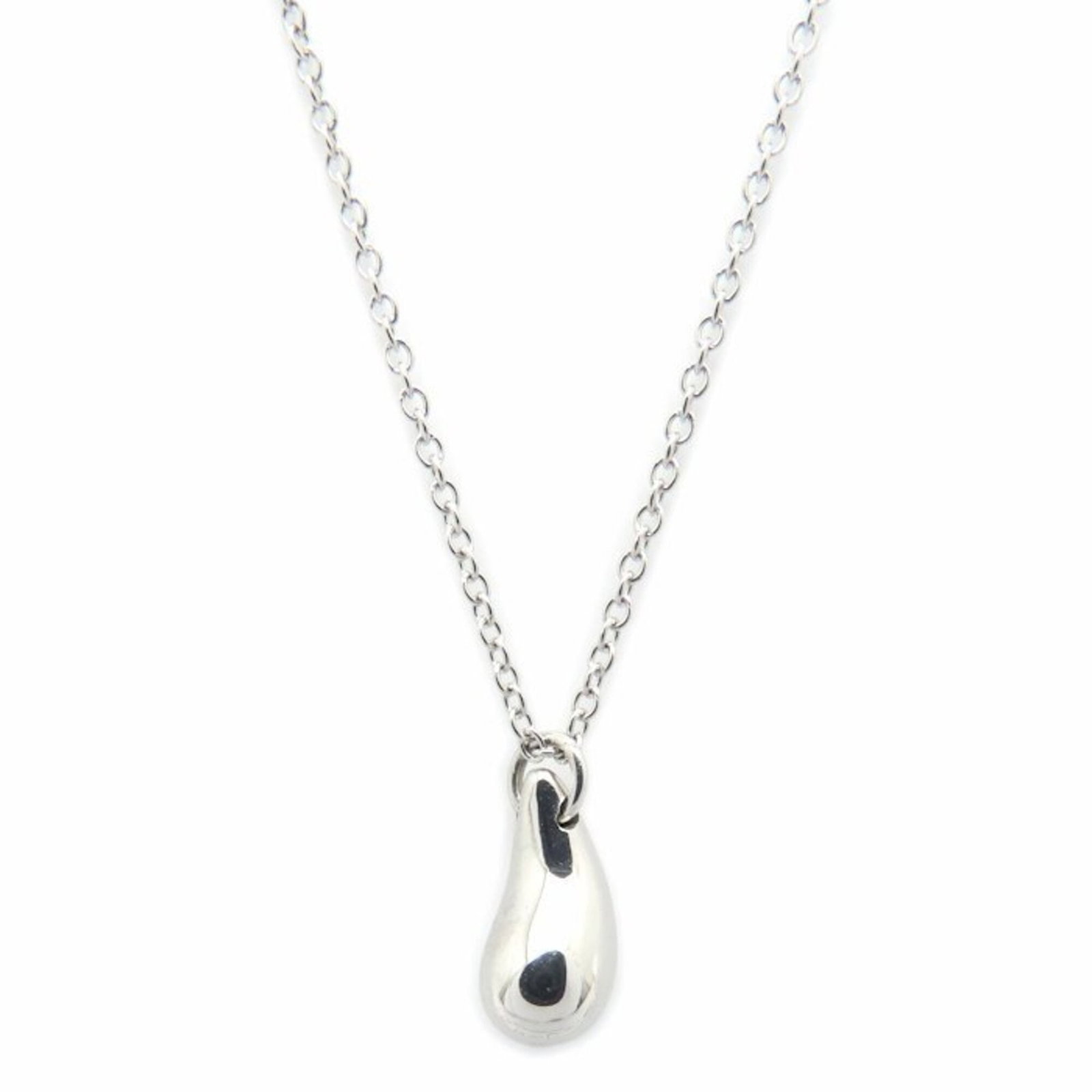 TIFFANY Platinum 950: TIFFANY Platinum 950 Platinum 950 Tiffany Necklace in Very Good Condition. This stunning necklace features a 9.9mm x 4.8mm pendant set in a platinum 950 setting, with a 40.5 cm / 15.94'' chain
