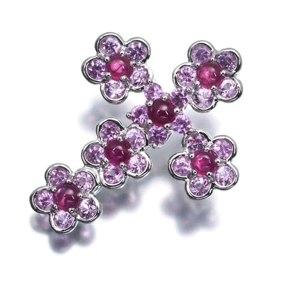 Kasahara Masumi Pendant Pink Sapphire Ruby Flower Cross 18K Wg: Kasahara Masumi Pendant Pink Sapphire Ruby Flower Cross 18K Wg The Kasahara Masumi Pendant showcases a stunning combination of pink sapphire and ruby, set against a delicate white gold background.