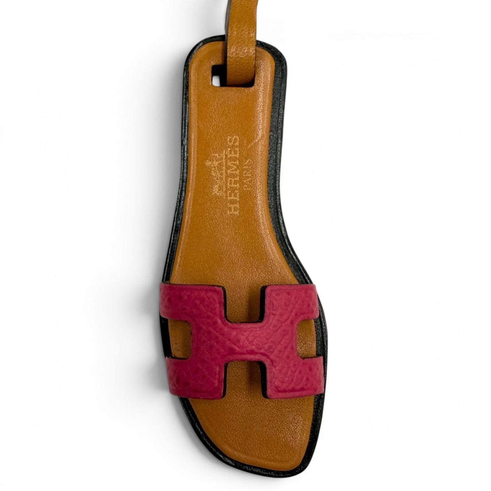 HERMES Handbag Charm Epsom Leather: HERMES Handbag Charm Epsom Leather Epsom leather handbag charm from Hermes, crafted in France, boasts a sleek black finish and natural sable undertones. Measuring 75mm x 30mm x 2.95mm, this compact