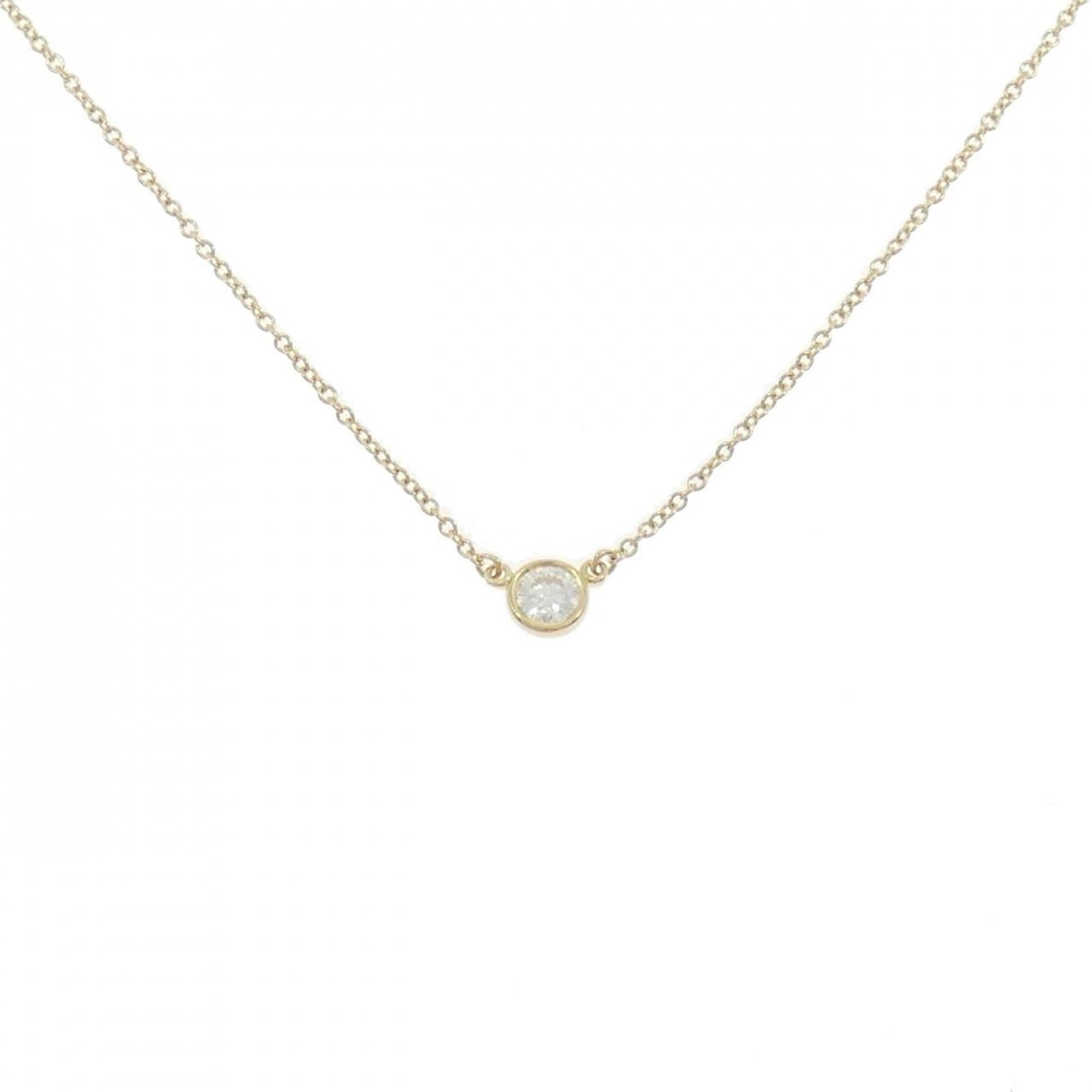 TIFFANY Yellow Gold (18K): TIFFANY Yellow Gold (18K) Tiffany's iconic yellow gold 18K necklace is a timeless piece, boasting a 4.8mm pendant suspended from a 41cm chain. This gently used necklace features minor signs of wear, i