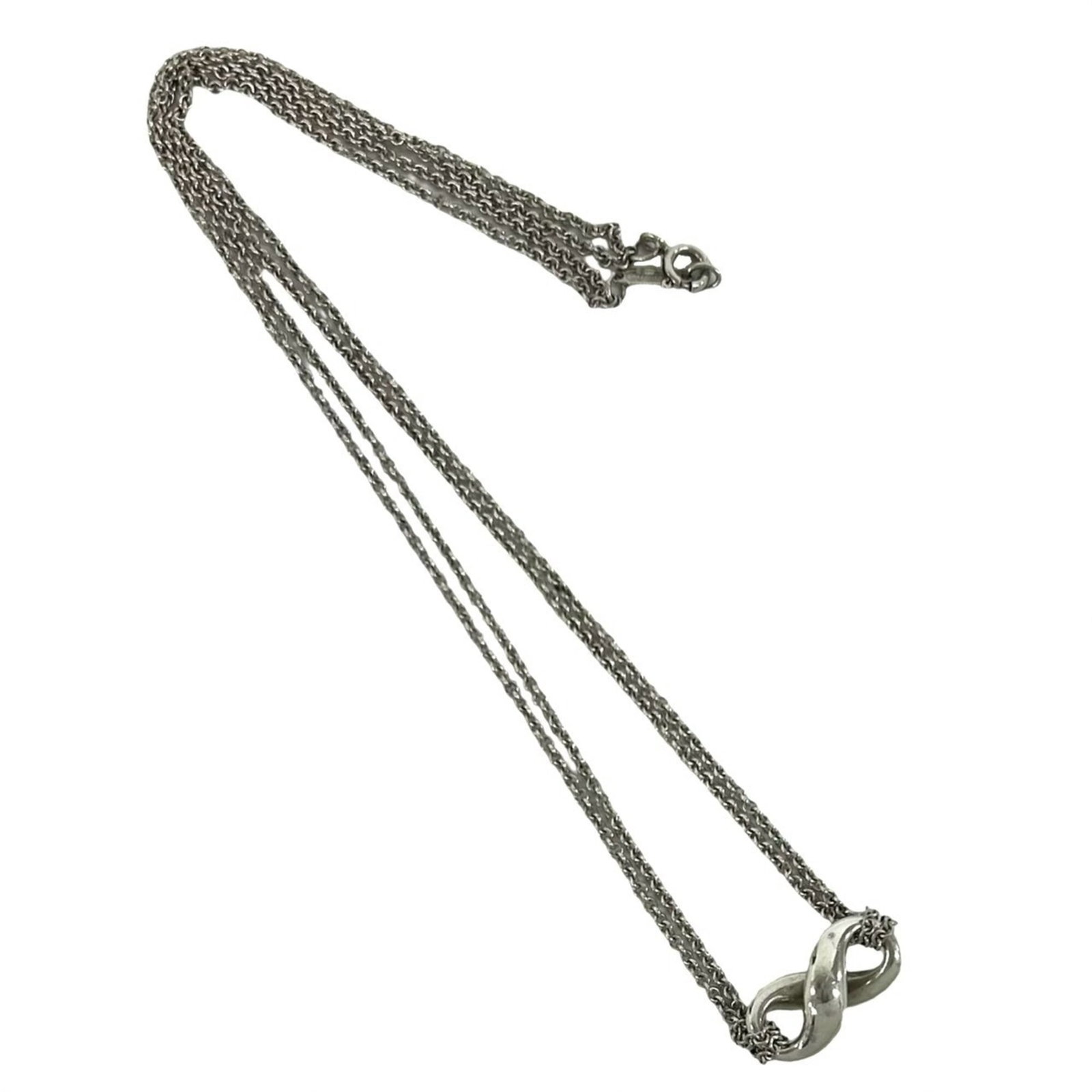 TIFFANY Silver 925: TIFFANY Silver 925 Silver 925 pendant from Tiffany, featuring a 9mm x 18mm design with a 41 cm / 16.14'' adjustable neck, bearing a visible signature. This necklace is made from sterling silver and