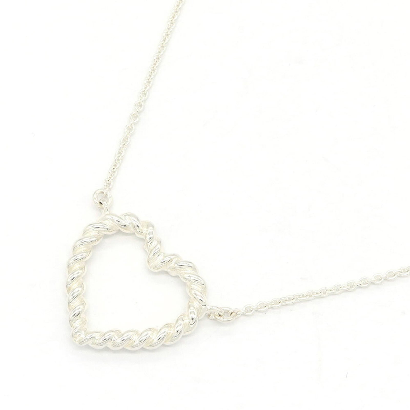 TIFFANY Sterling Silver 925: TIFFANY Sterling Silver 925 Sterling silver 925 pendant from Tiffany, featuring a 22mm x 20mm design. Gently used with minor signs of wear, this necklace pendant is in very good condition. The silver 