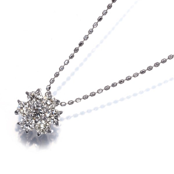 Diamond 0.50Ct Flower Necklace 18K 750 White Gold: Diamond 0.50Ct Flower Necklace 18K 750 White Gold This 18k white gold flower pendant necklace features a beautiful 0.50ct diamond at its center, set in a delicate flower design. The necklace itself