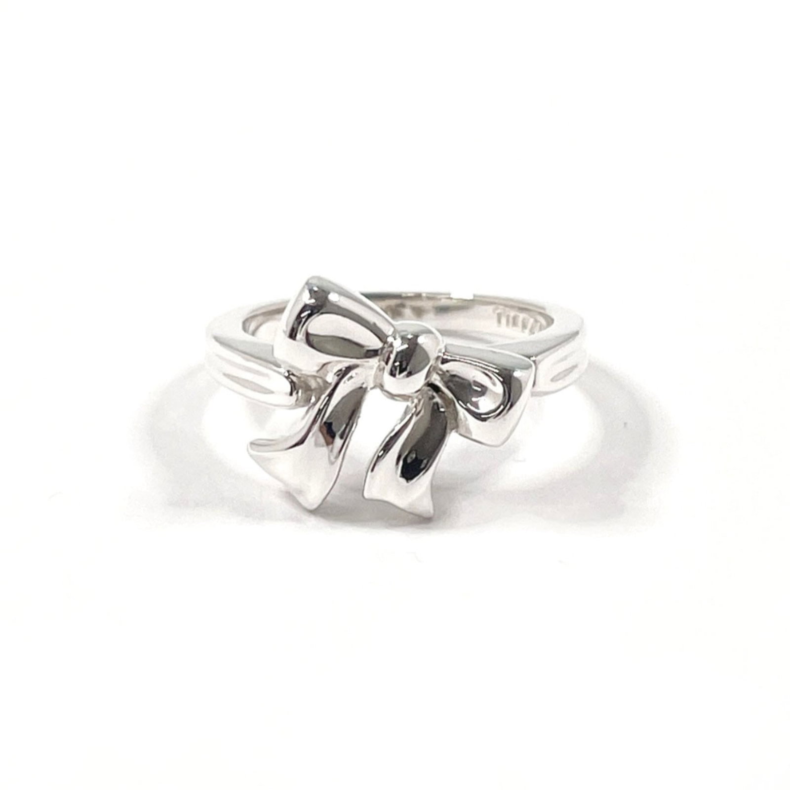 TIFFANY Band Ring Silver 925: TIFFANY Band Ring Silver 925 Silver 925 band ring from Tiffany, a classic design that looks and functions as new, with only the faintest traces of previous use. This like-new used ring features a slee