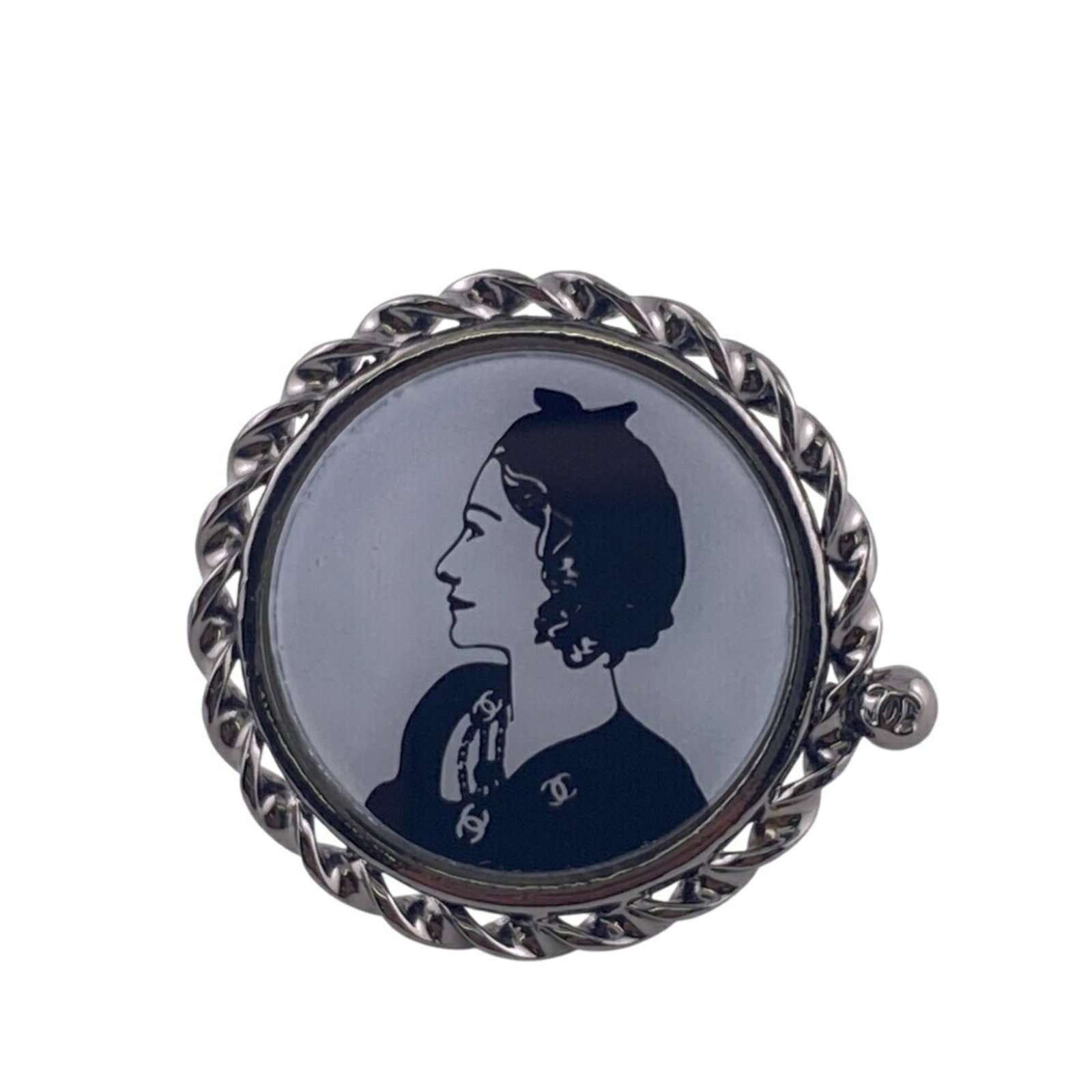 CHANEL Band Ring Metal: CHANEL Band Ring Metal The CHANEL Band Ring Metal is a classic design featuring a metal band ring with a subtle, sophisticated style. This pre-owned item showcases the iconic Chanel brand with visible