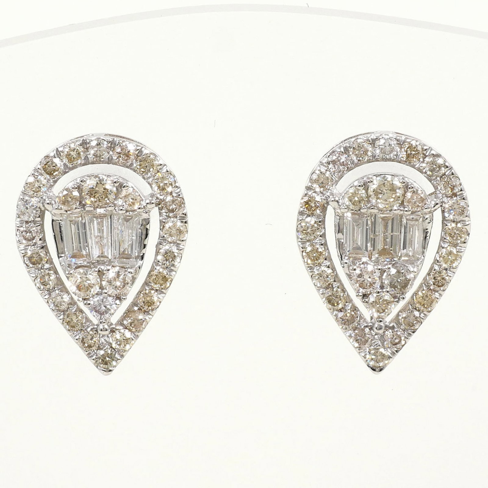 Stud Earrings White Gold (18K): Stud Earrings White Gold (18K) Stud earrings in 18K white gold, featuring a 0.50ct diamond, weigh 1.8g and are made from high-quality white gold. Like new, with only the faintest traces of wear,