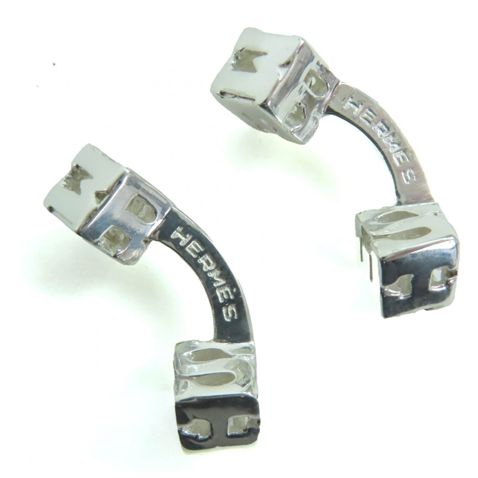 HERMES Stud/Button Silver 925: HERMES Stud/Button Silver 925 Stud/button made from sterling silver 925, bearing the iconic Hermes mark, features a sleek and understated design. The item is made from high-quality silver and has a