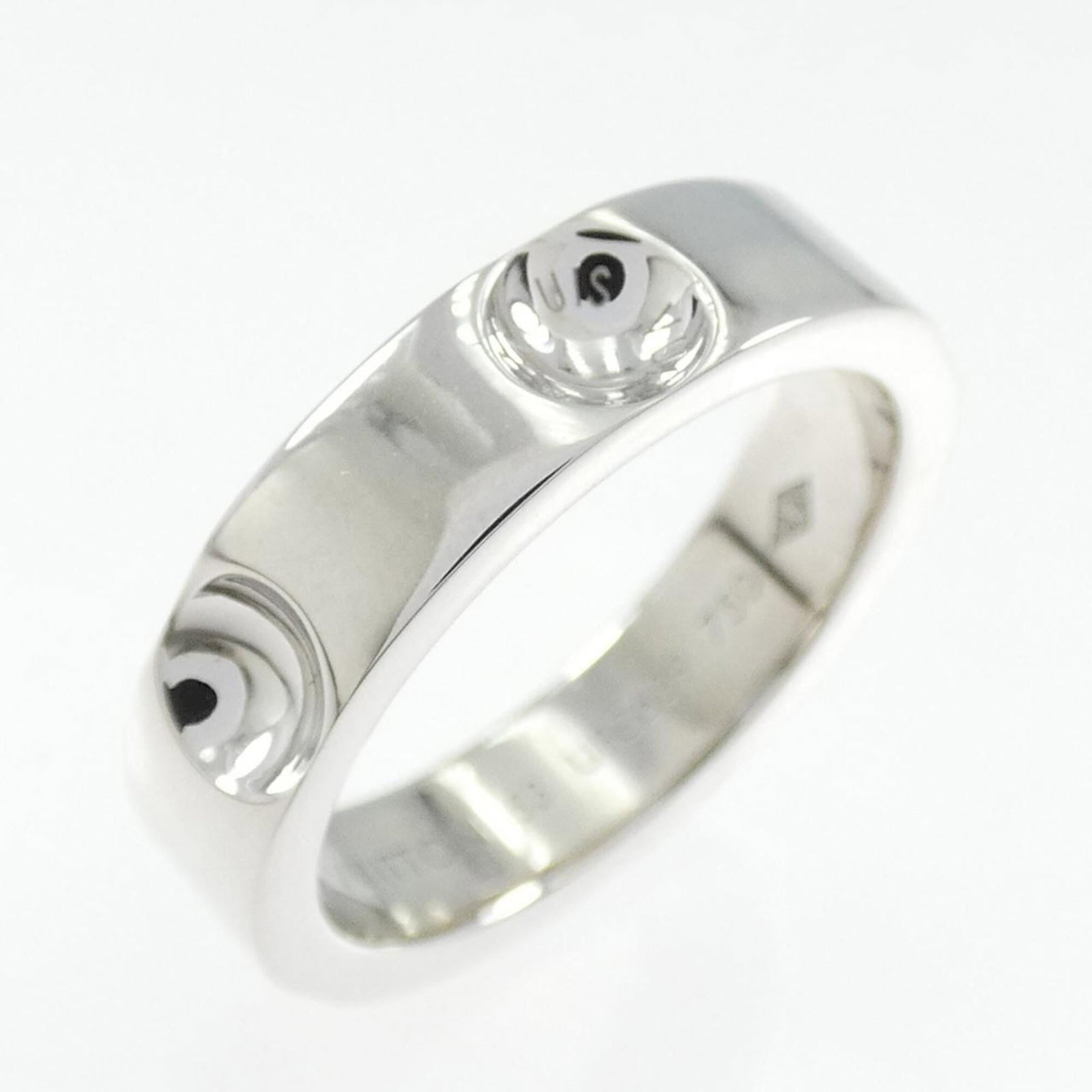 LOUIS VUITTON Band Ring White Gold (18K): LOUIS VUITTON Band Ring White Gold (18K) White gold (18K) band ring from Louis Vuitton, featuring a classic design with a subtle touch of luxury. This gently used ring showcases minor signs of wear, w