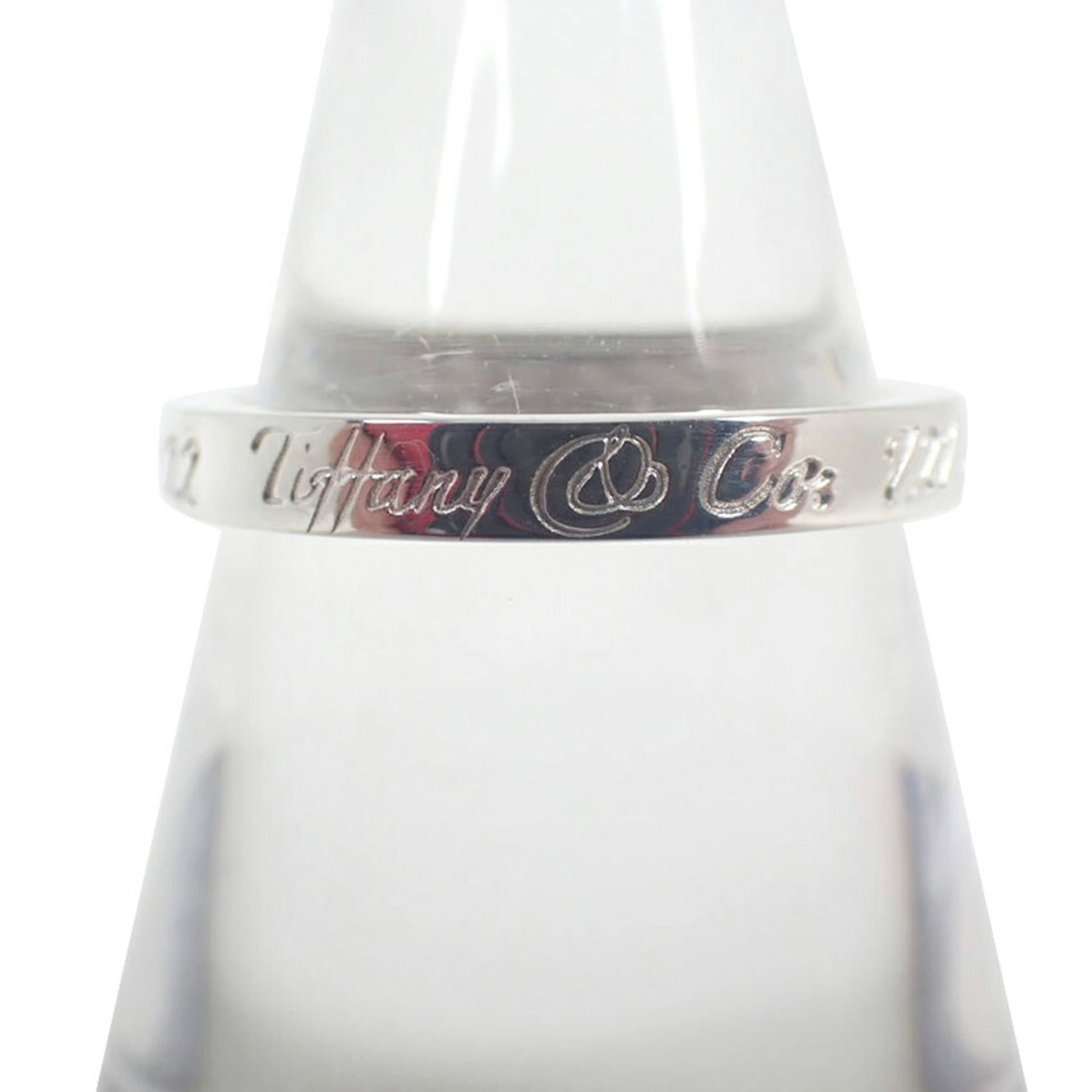 TIFFANY Band Ring Sterling Silver 925: TIFFANY Band Ring Sterling Silver 925 Sterling silver 925 band ring from Tiffany, a timeless and elegant design. Made from high-quality sterling silver, this ring is a classic choice for everyday wear