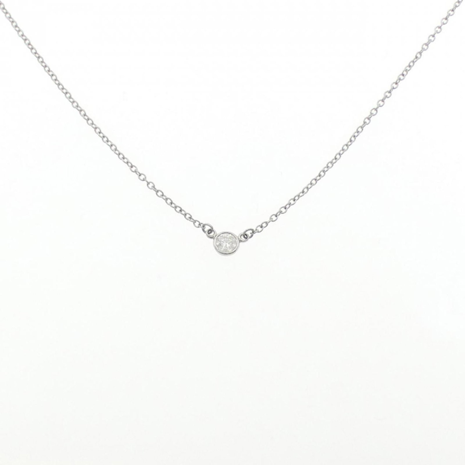 TIFFANY Platinum 950: TIFFANY Platinum 950 Tiffany's iconic platinum necklace features a stunning 3.9mm x 3.9mm diamond pendant, set against a sleek platinum chain with a 41 cm circumference. This gently used piece boasts 