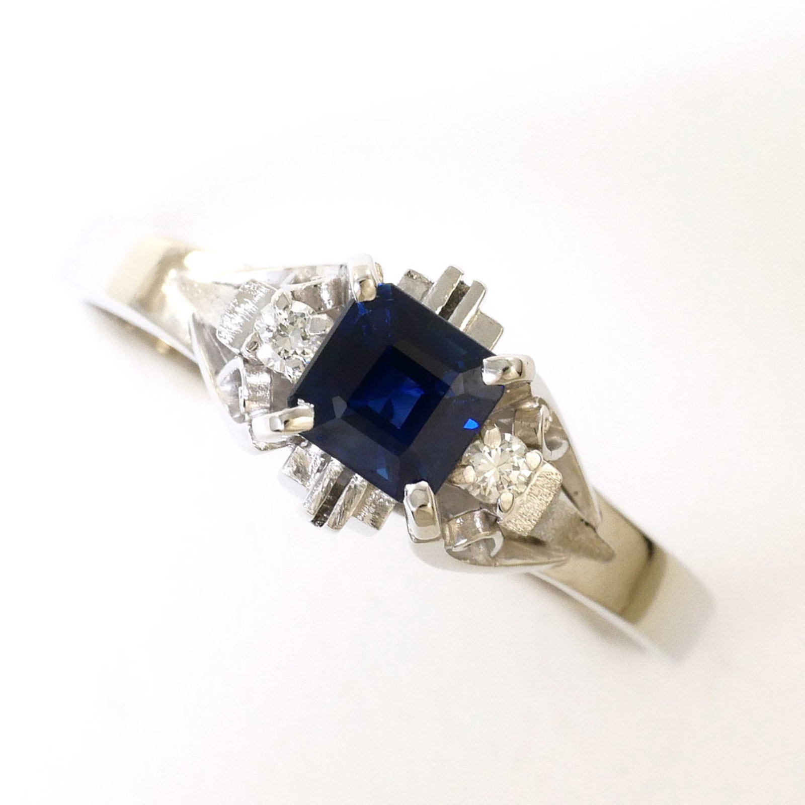Band Ring Platinum 900: Band Ring Platinum 900 Platinum 900 band ring features a diamond and sapphire stone set in a high-quality platinum metal. Its US size 6.5 and 7mm width make it a versatile and stylish choice. In excel