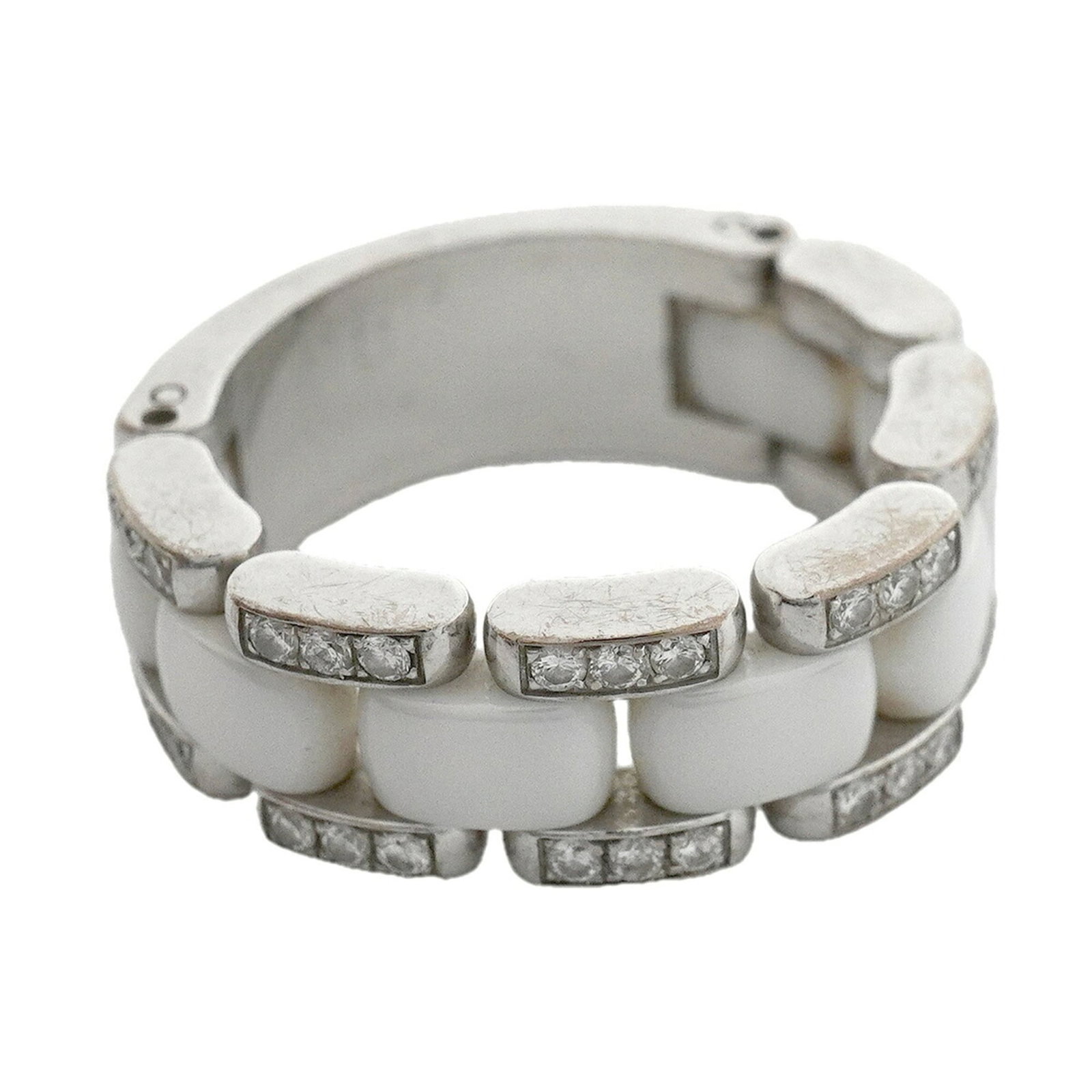 CHANEL Band Ring Ceramic White Gold (18K): CHANEL Band Ring Ceramic White Gold (18K) Ceramic band ring in white gold (18K) with a diamond accent, a classic Chanel design. The ring features visible wear and scratches, but remains fully
