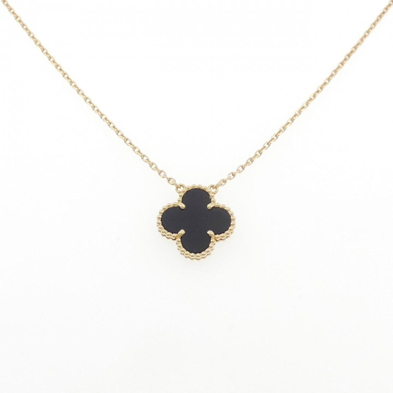 VAN CLEEF & ARPELS Yellow Gold (18K): VAN CLEEF & ARPELS Yellow Gold (18K) Yellow gold (18K) necklace from Van Cleef & Arpels, featuring a pendant with a 14.8mm x 14.8mm size, suitable for a 38 cm - 42 cm neck circumference. This like
