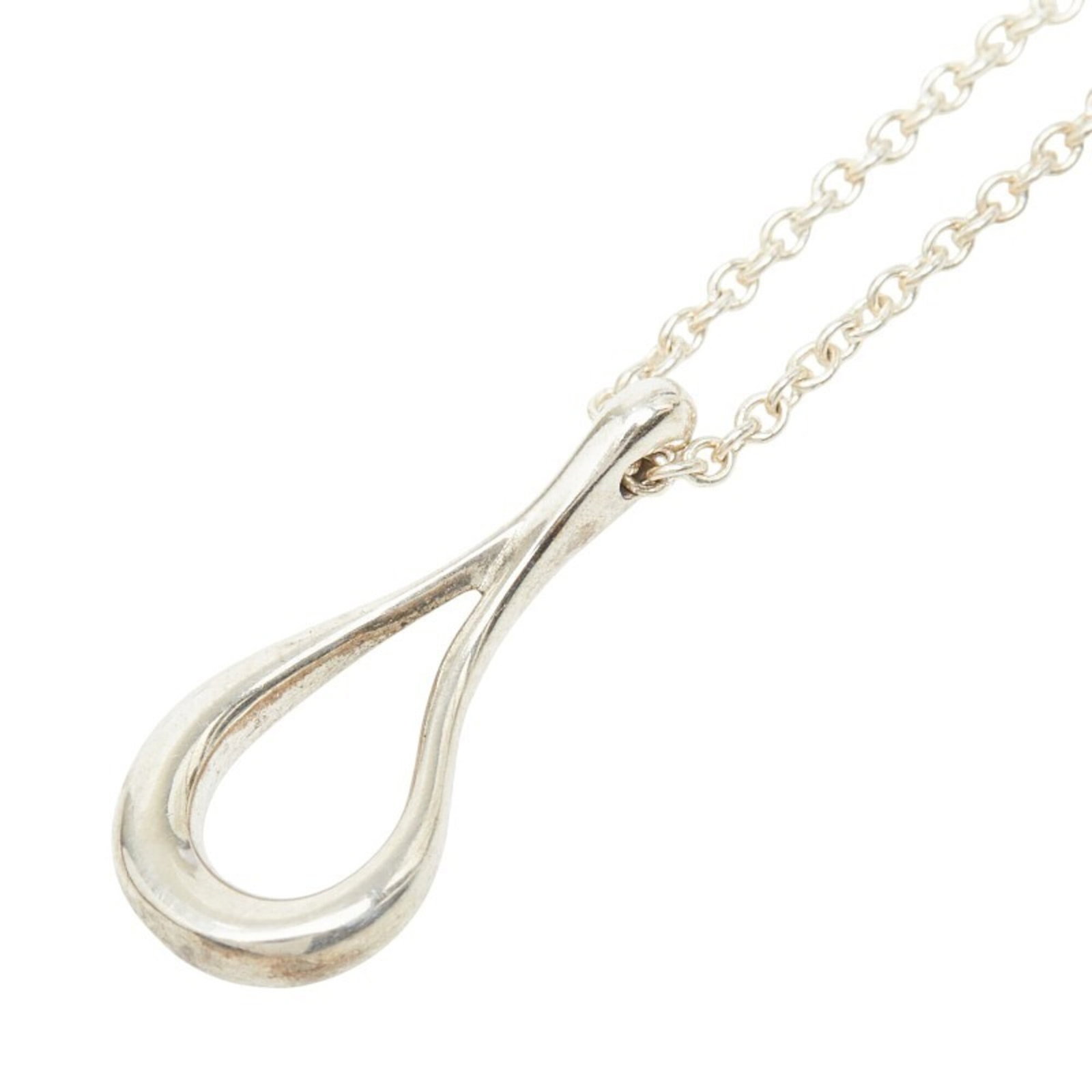 TIFFANY Silver 925: TIFFANY Silver 925 Silver 925 necklace from Tiffany, featuring a 17.2mm x 7.4mm pendant, falls within a 41 cm circumference, making it a versatile accessory for women. The piece is made from genuine s