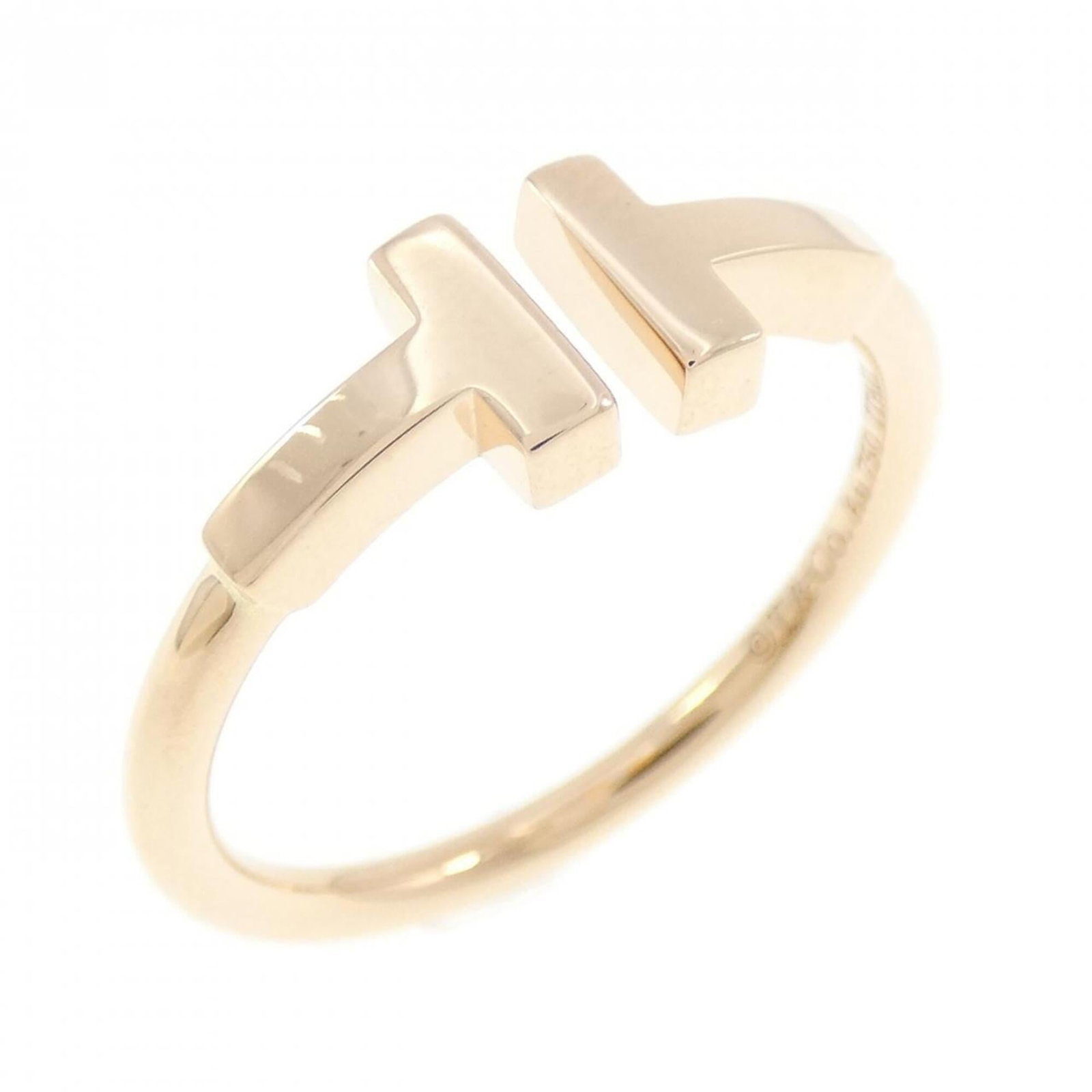 TIFFANY Band Ring Pink Gold (18K): TIFFANY Band Ring Pink Gold (18K) Pink gold (18K) band ring from Tiffany, featuring a classic design in a vibrant pink hue. This like new used ring boasts excellent condition with only the faintest