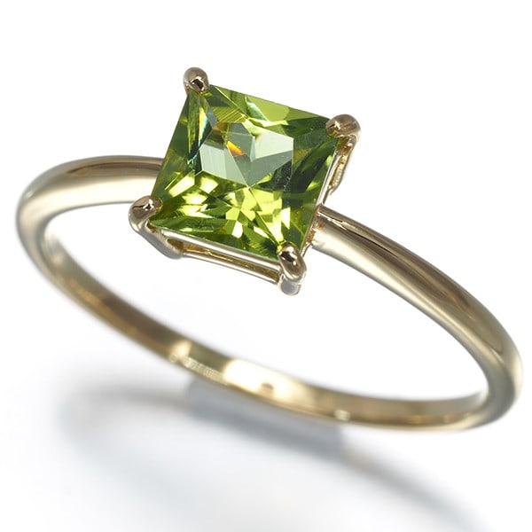 Bizoux Ring Peridot Serum Solitaire Us8-8.25 18K 750 Yellow Gold: Bizoux Ring Peridot Serum Solitaire Us8-8.25 18K 750 Yellow Gold The Bizoux Ring Peridot Serum Solitaire is a beautiful 18k yellow gold piece featuring a stunning natural peridot stone, approximately