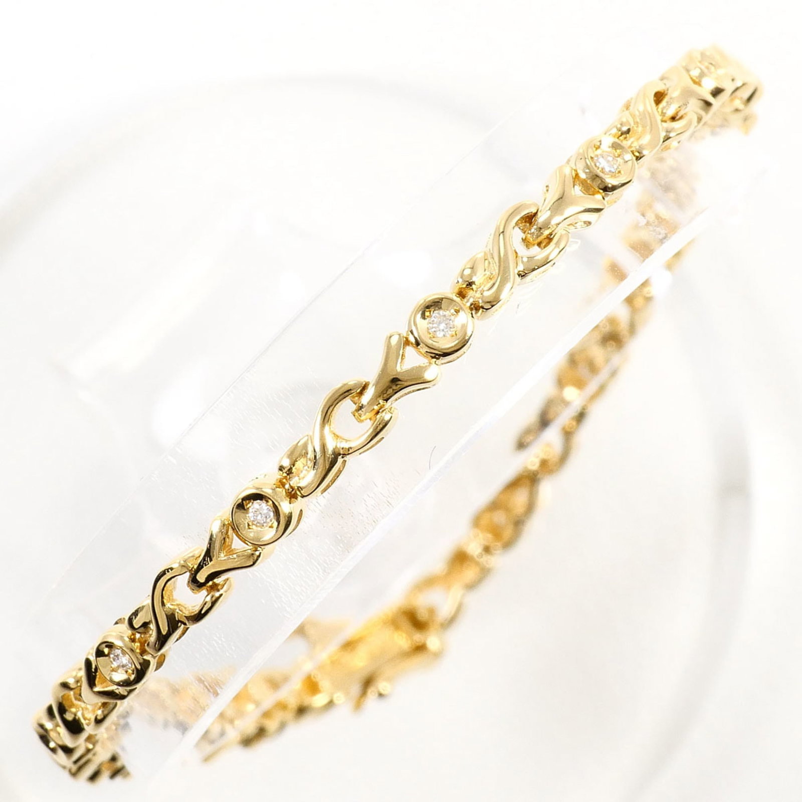Charm Bracelet Yellow Gold (18K): Charm Bracelet Yellow Gold (18K) Yellow gold charm bracelet with a delicate 17cm length, featuring a 18K gold material and a subtle yellow gold tone. The bracelet boasts a diamond stone, adding a touc