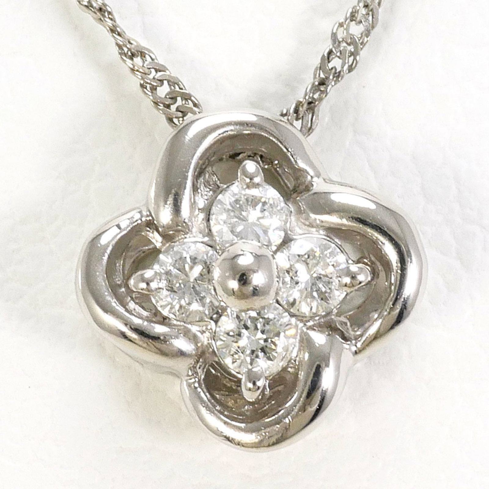 Platinum Platinum 850: Platinum Platinum 850 Platinum 850 necklace boasts a stunning 0.10 carat diamond pendant, set in high-quality platinum. The necklace's 40 cm length offers a versatile fit, while its 8mm x 8mm pendant