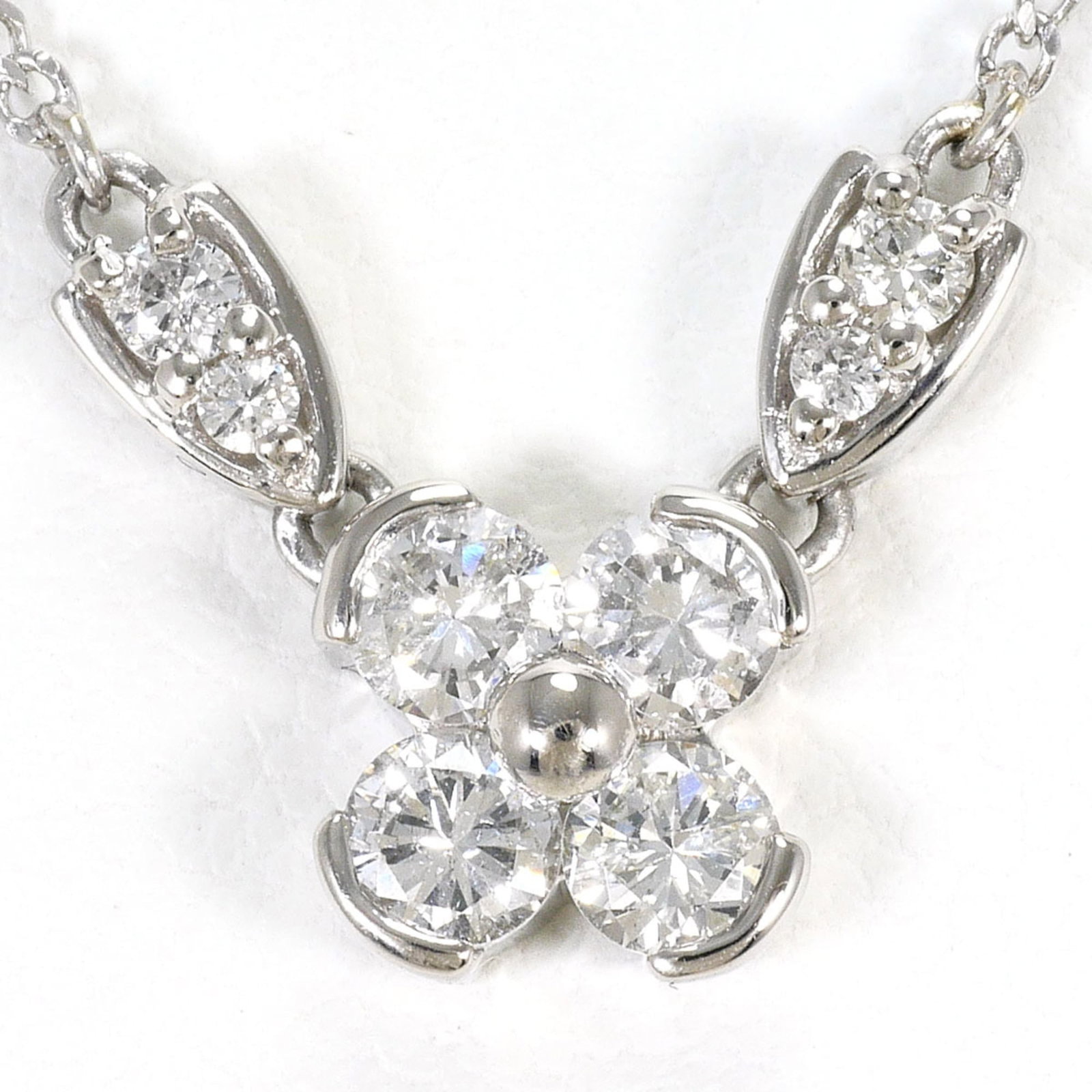 Platinum 850 Platinum 900: Platinum 850 Platinum 900 Platinum 850 and Platinum 900 necklace features a 0.52 carat diamond pendant set in high-quality platinum metal, with a 41cm chain circumference and 8mm x 20mm pendant size.
