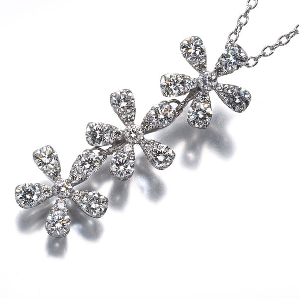 Sirena Azzurro Necklace Diamond 1.00Ct Flower 18K 750 White Gold: Sirena Azzurro Necklace Diamond 1.00Ct Flower 18K 750 White Gold Sirena Azzurro's 18k white gold necklace features a stunning 1.00ct diamond pendant, showcasing the beauty of this precious gemstone.