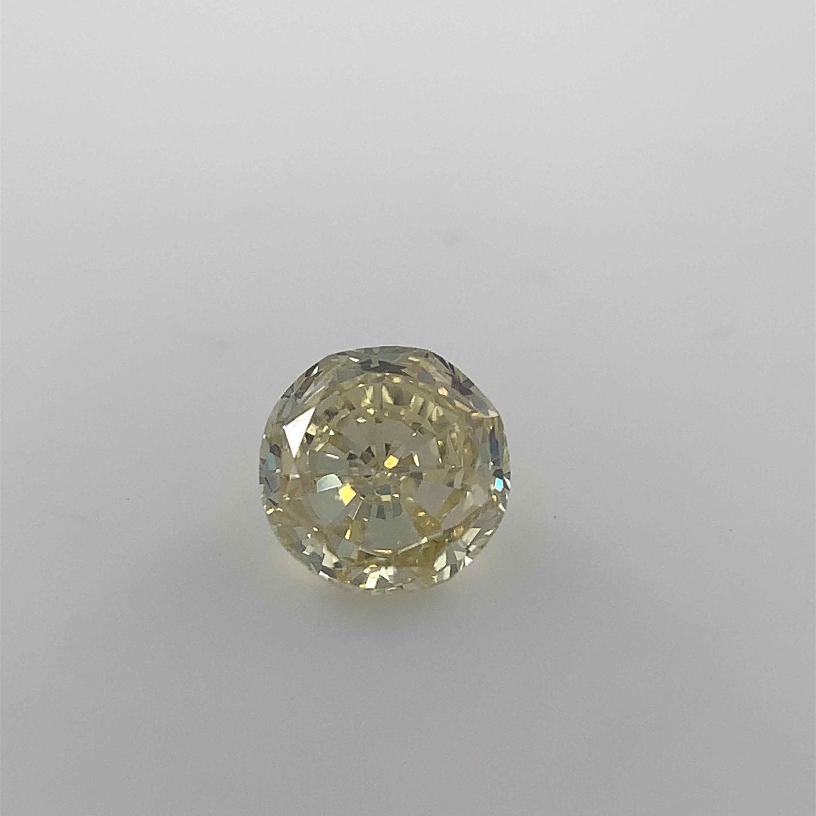 Round 0.38ct Yellow VVS2 - Loose Natural Diamond: Round 0.38ct Yellow VVS2 - Loose Natural Diamond The 0.38ct Yellow VVS2 diamond boasts exceptional clarity and a vibrant yellow hue, making it a standout among loose diamonds. Its VG cut, symmetry, an