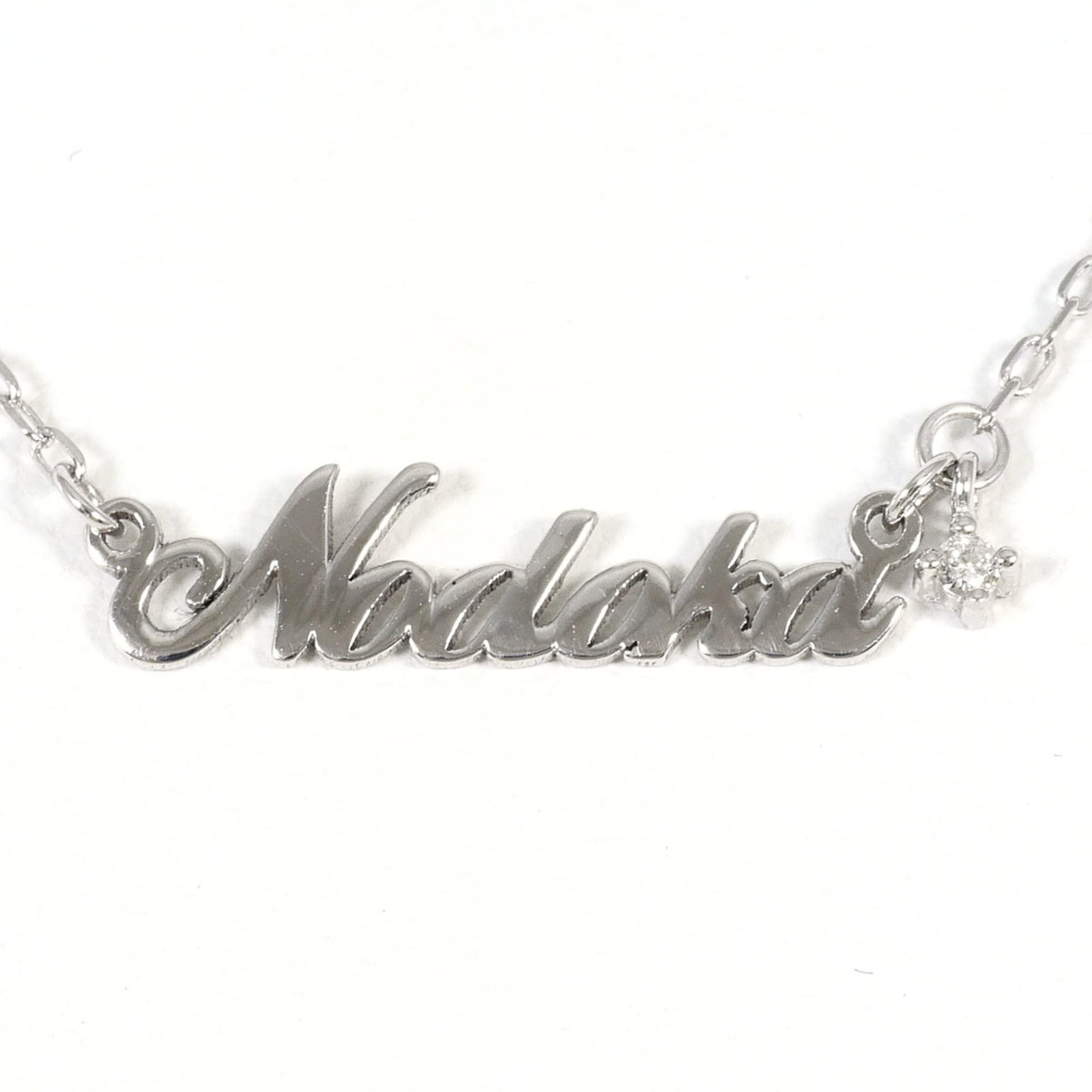 White Gold (10K): White Gold (10K) White gold 10K necklace with a 0.01ct diamond pendant, measuring 5mm x 22mm, set in a 42cm chain with a 16.53'' circumference. The necklace is made from high-quality white gold and