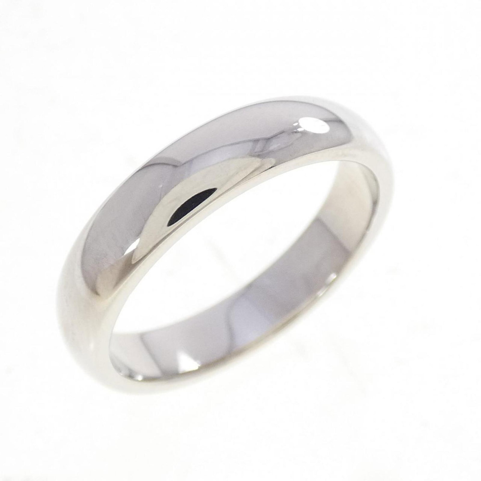 TIFFANY Band Ring Platinum 950: TIFFANY Band Ring Platinum 950 Platinum 950 construction ensures durability and sophistication, while the Tiffany brand's iconic style lends a touch of luxury to this band ring. Made from high-quality